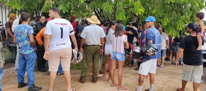 Familiares e amigos na frente da Delegacia de Ivinhema - Foto: Reprodução/Ivinoticias